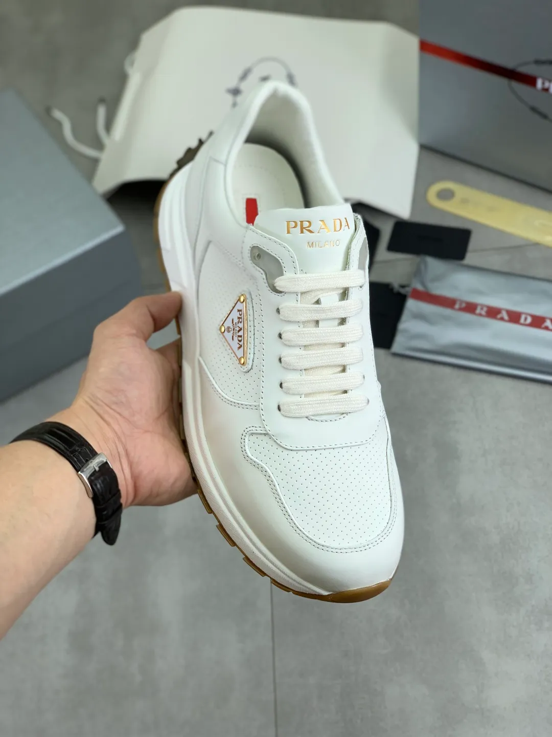 Men's shoes 💰P580💰 [New style] High version official website popular models are on the market, 🆘 Trendy brand (Prada) mainly promotes popular models, avant-garde and versatile fashion men's shoes private version mold opening, cowhide surface splicing 1:1.. Fashionable and simple, original imported cowhide lining cowhide feet; the atmosphere and personality are more fashionable, eye-catching and pursuing class. It will subvert the old idea and be a must-have for fashion trendsetters with you! Must keep it for yourself! Tall and comfortable, large and low, high-end quality workmanship. Size: 38-45; 5️⃣ colors available.